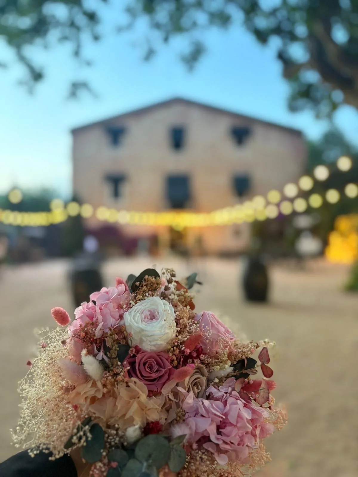 Ramo de novia con rosas y hortensias en una boda real en una masía
