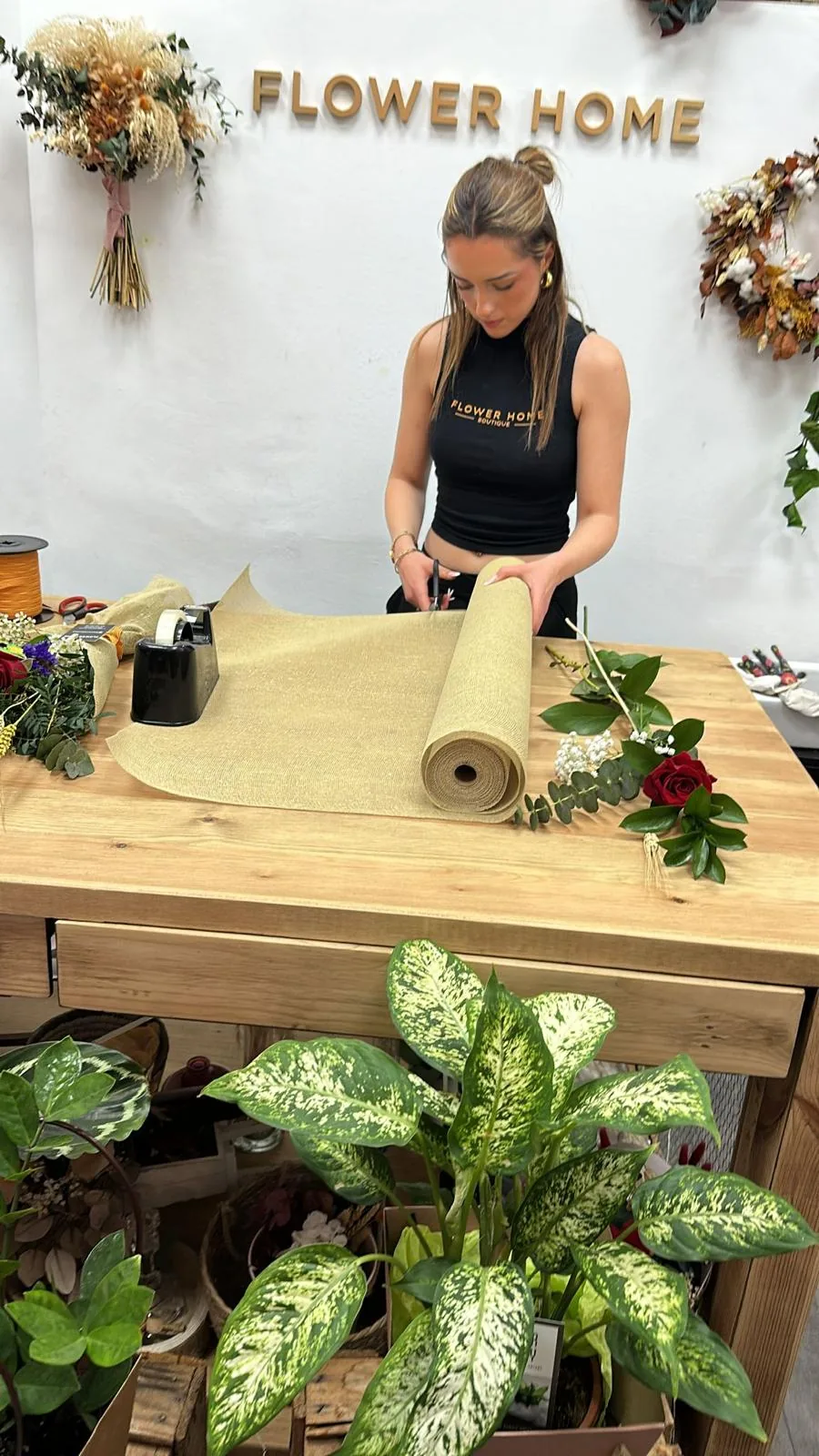 Arancha preparando un ramo en el taller de Flower Home