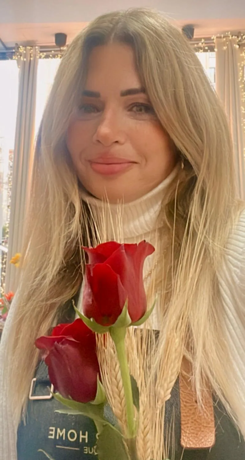 Sonia, fundadora de Flower Home, con rosas rojas