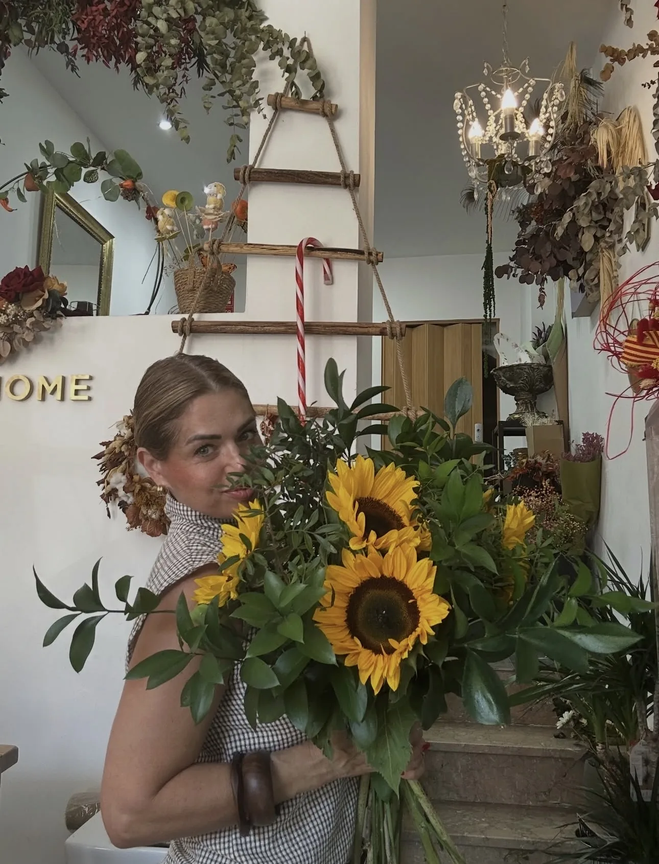 Florista de Flower Home preparando un ramo de peonías