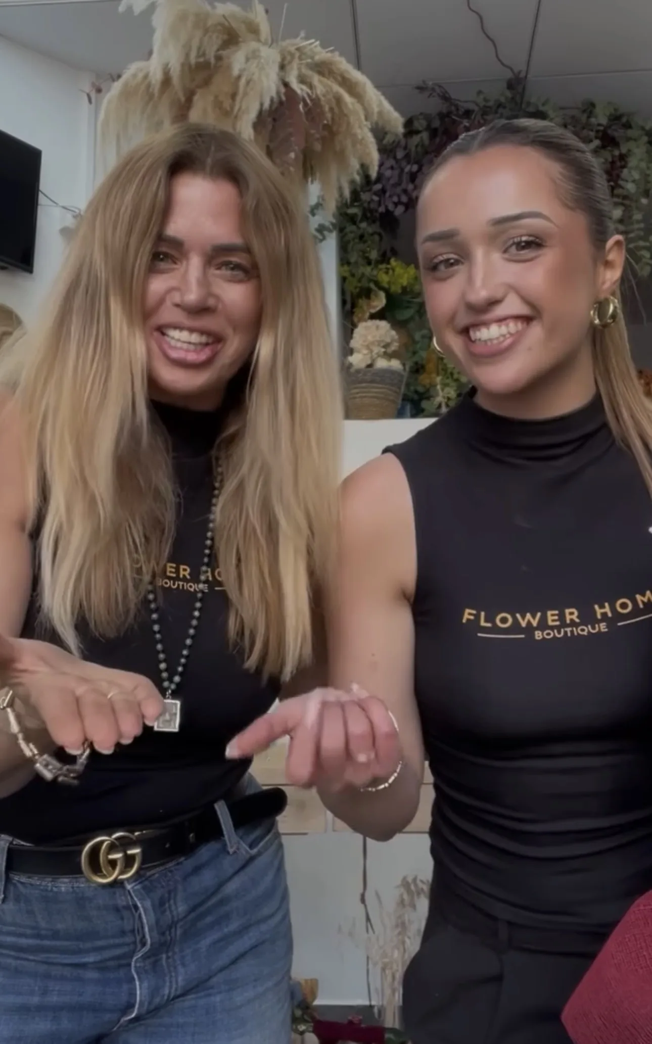 Equipo de Flower Home Boutique con camiseta de la marca