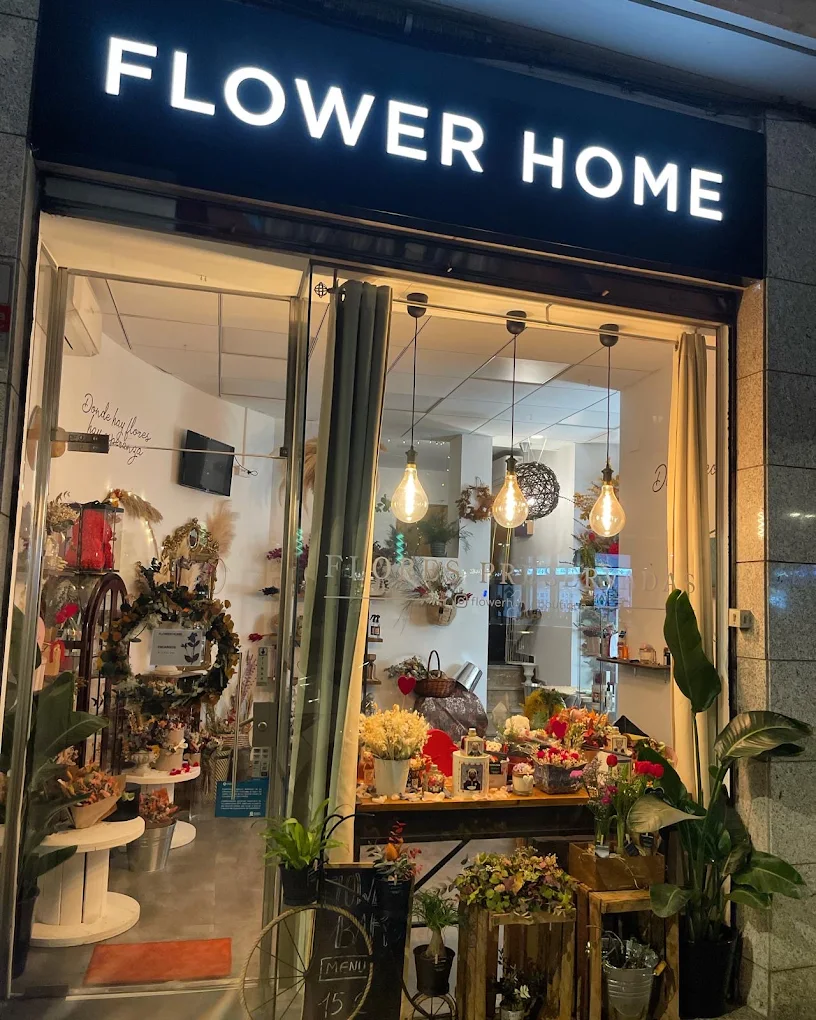 Escaparate de Flower Home Boutique de noche