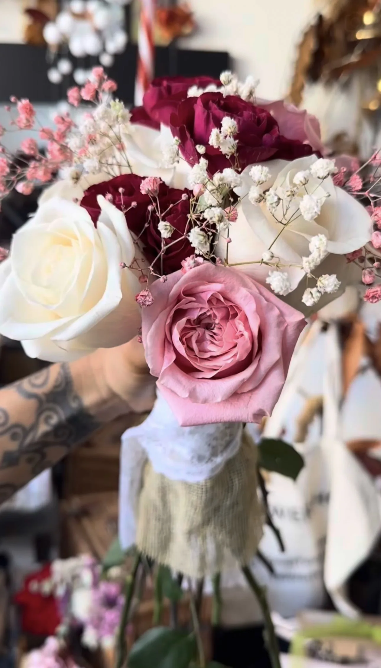 Ramo de novia con rosas blancas, burdeos y rosa palo