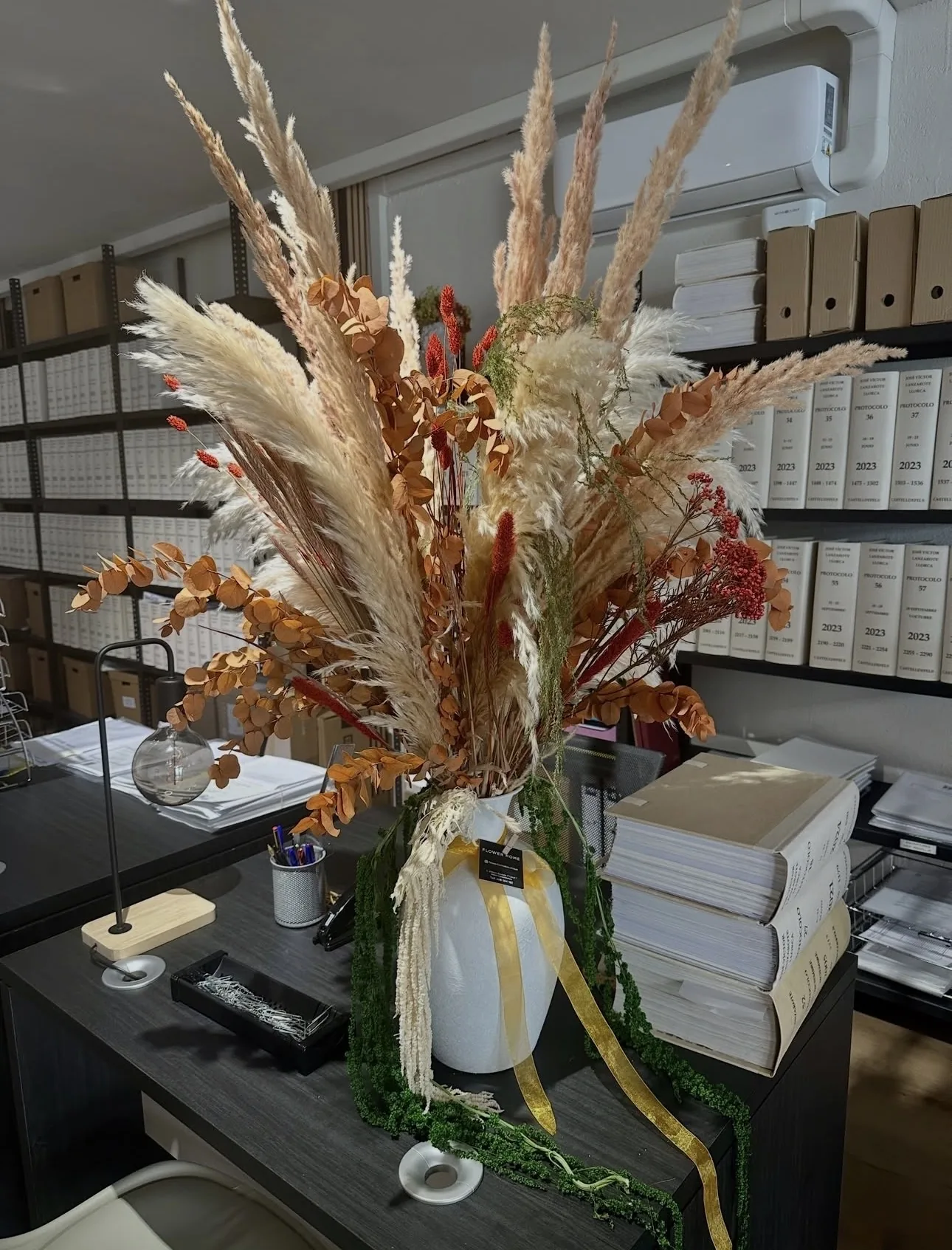 Composición de pampas y eucalipto seco